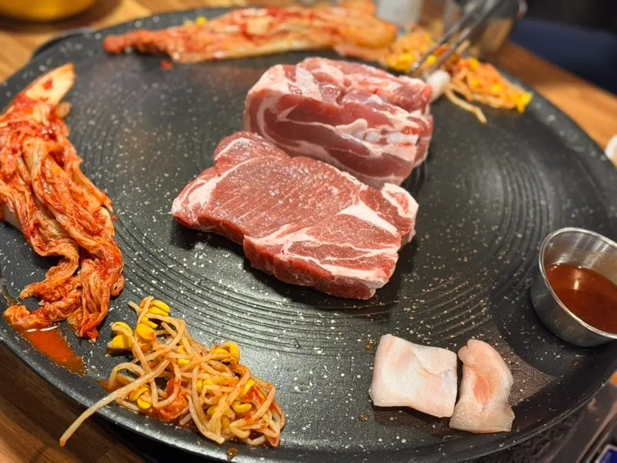 노릇하게 구워진 삼겹살 한 점