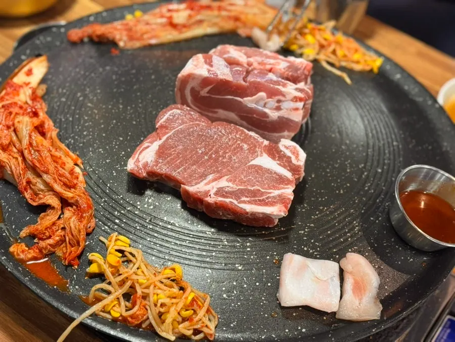 삼겹살과 목살이 함께 구워지는 솥뚜껑
