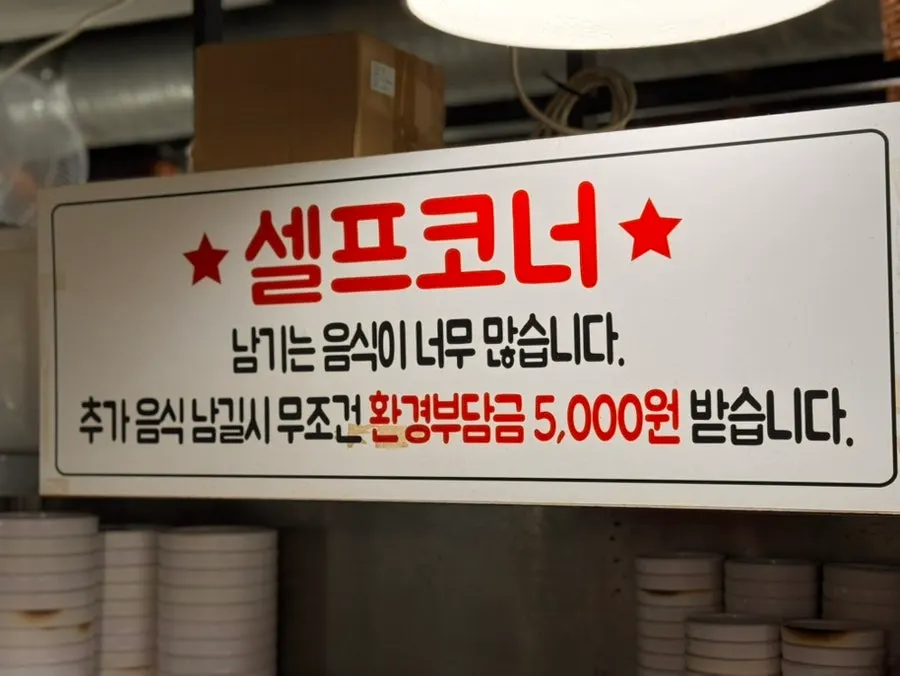 솥뚜껑 가득 채운 고기와 곁들임