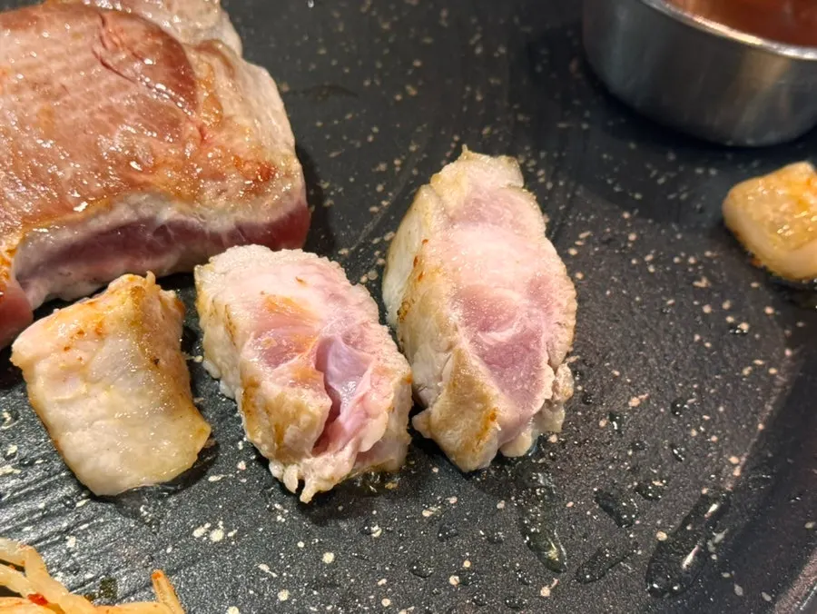 600g 고기와 반찬이 놓인 테이블