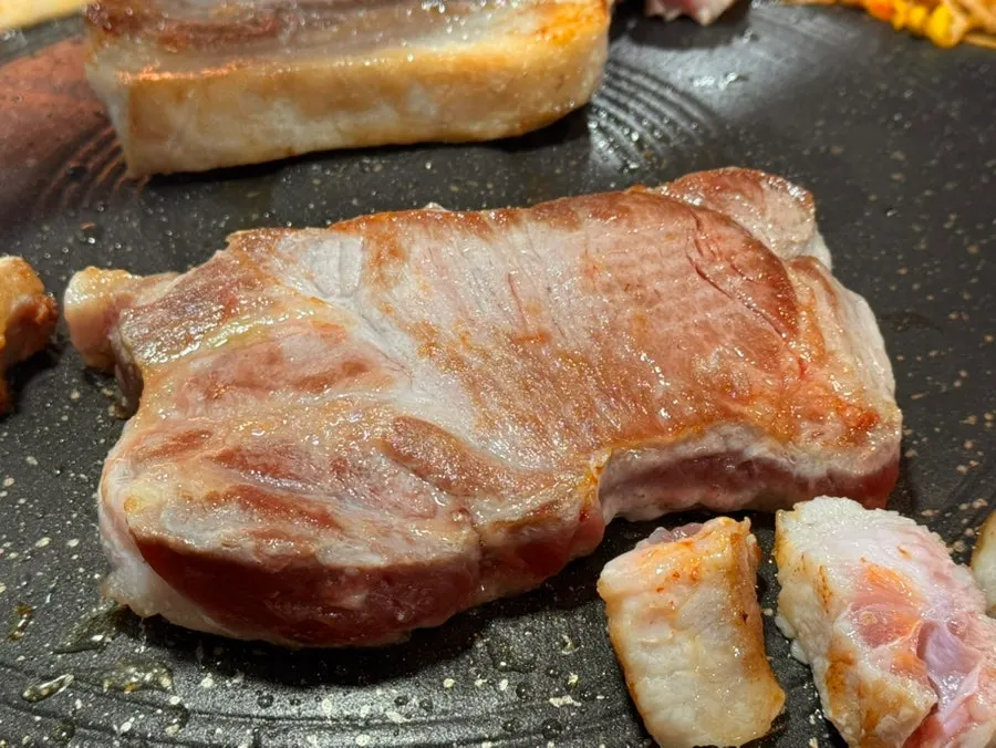 셀프로 담아온 쌈채소 접시