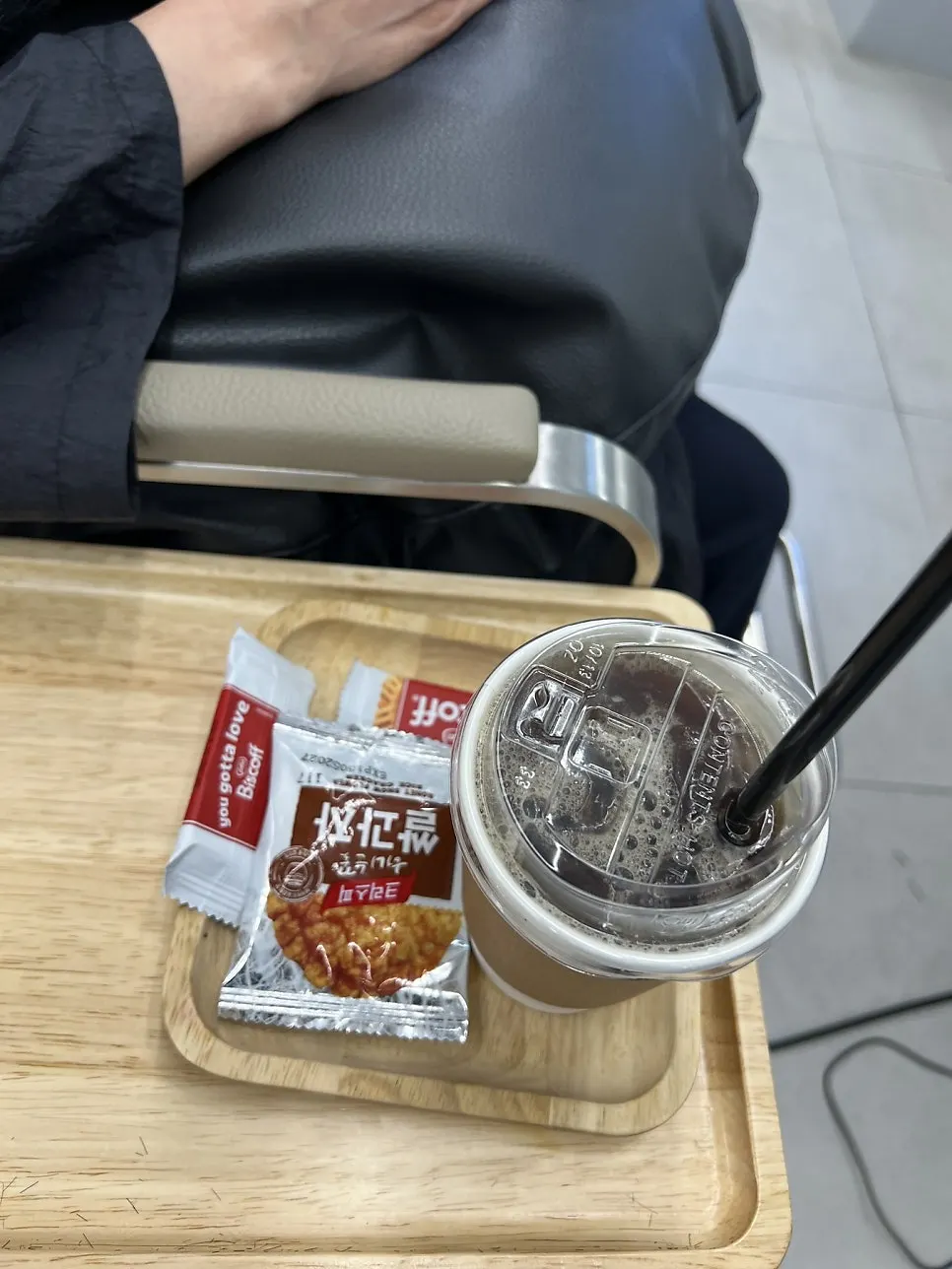 펌 대기 중 제공된 커피와 간식