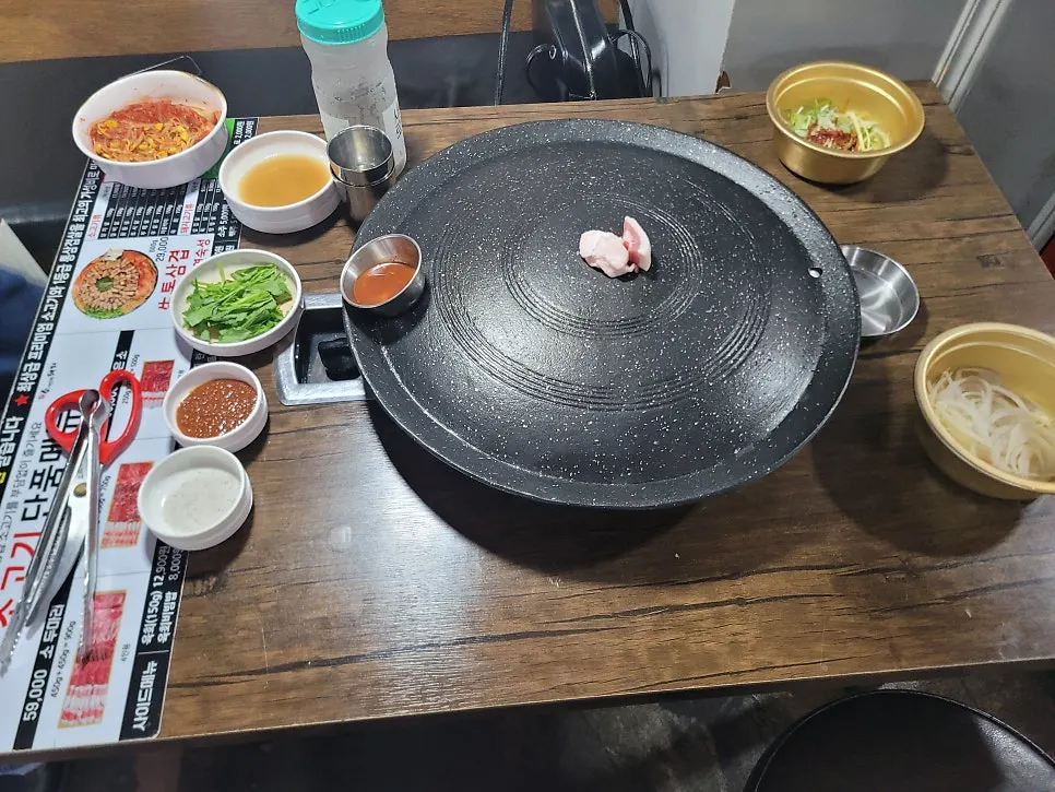 기름을 올린 커다란 솥뚜껑 불판