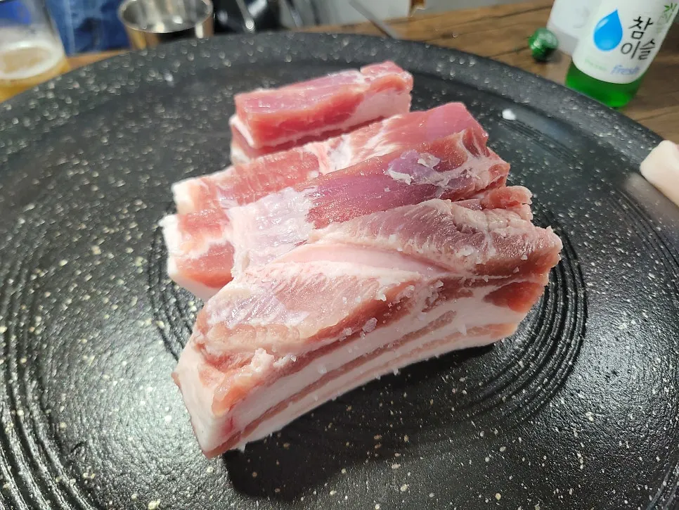 기본 반찬이 세팅된 솥뚜껑 불판
