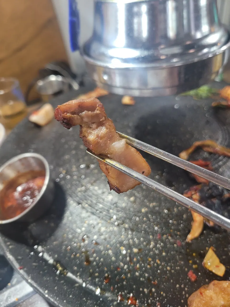 두께감 있는 통삼겹 고기