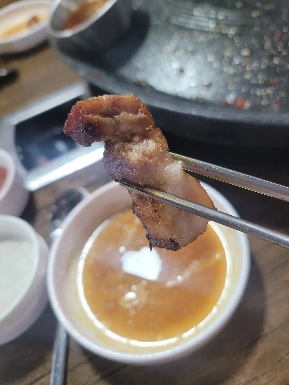 김치와 콩나물을 함께 굽는 솥뚜껑