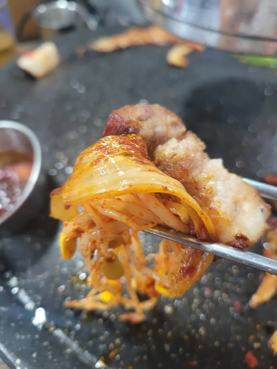 노릇하게 익은 삼겹살 한 점