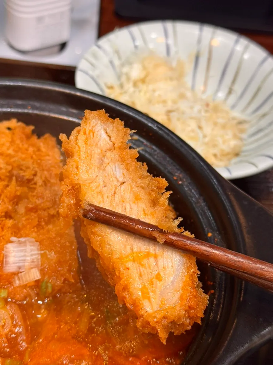 Eating kimchi katsu nabe together with rice