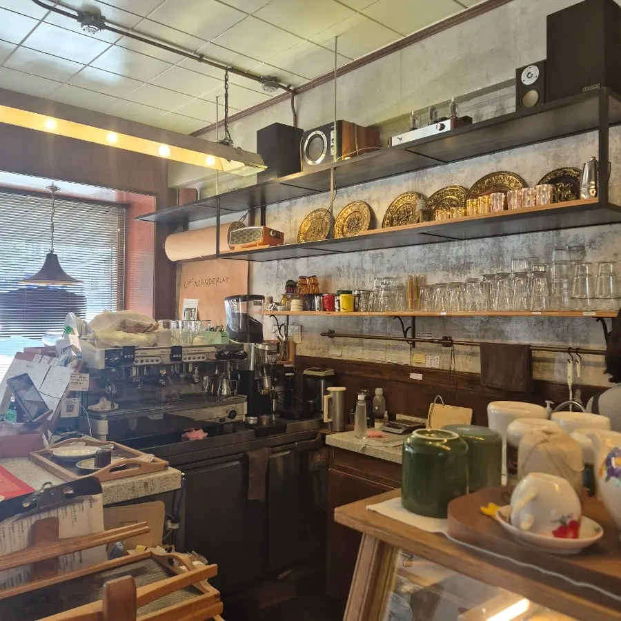 Interior seating at Cafe Mendeolli Suyu Branch