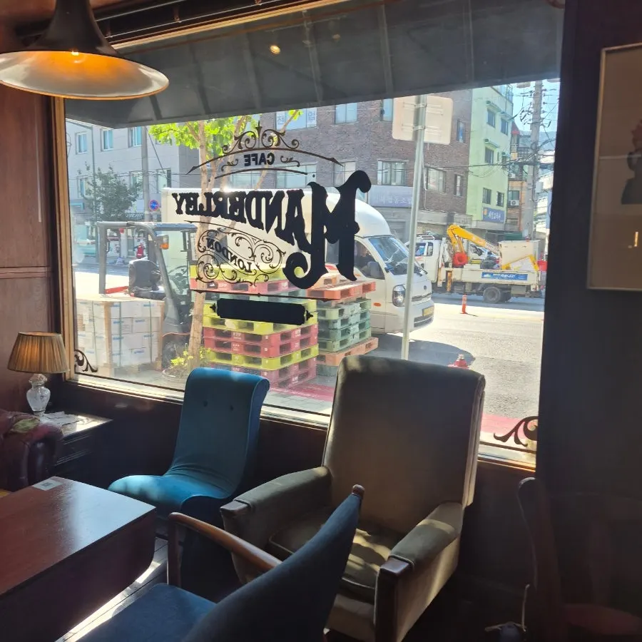 Terrace space at Cafe Mendeolli