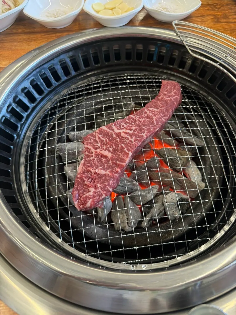 노릇하게 익은 채끝등심 한 점