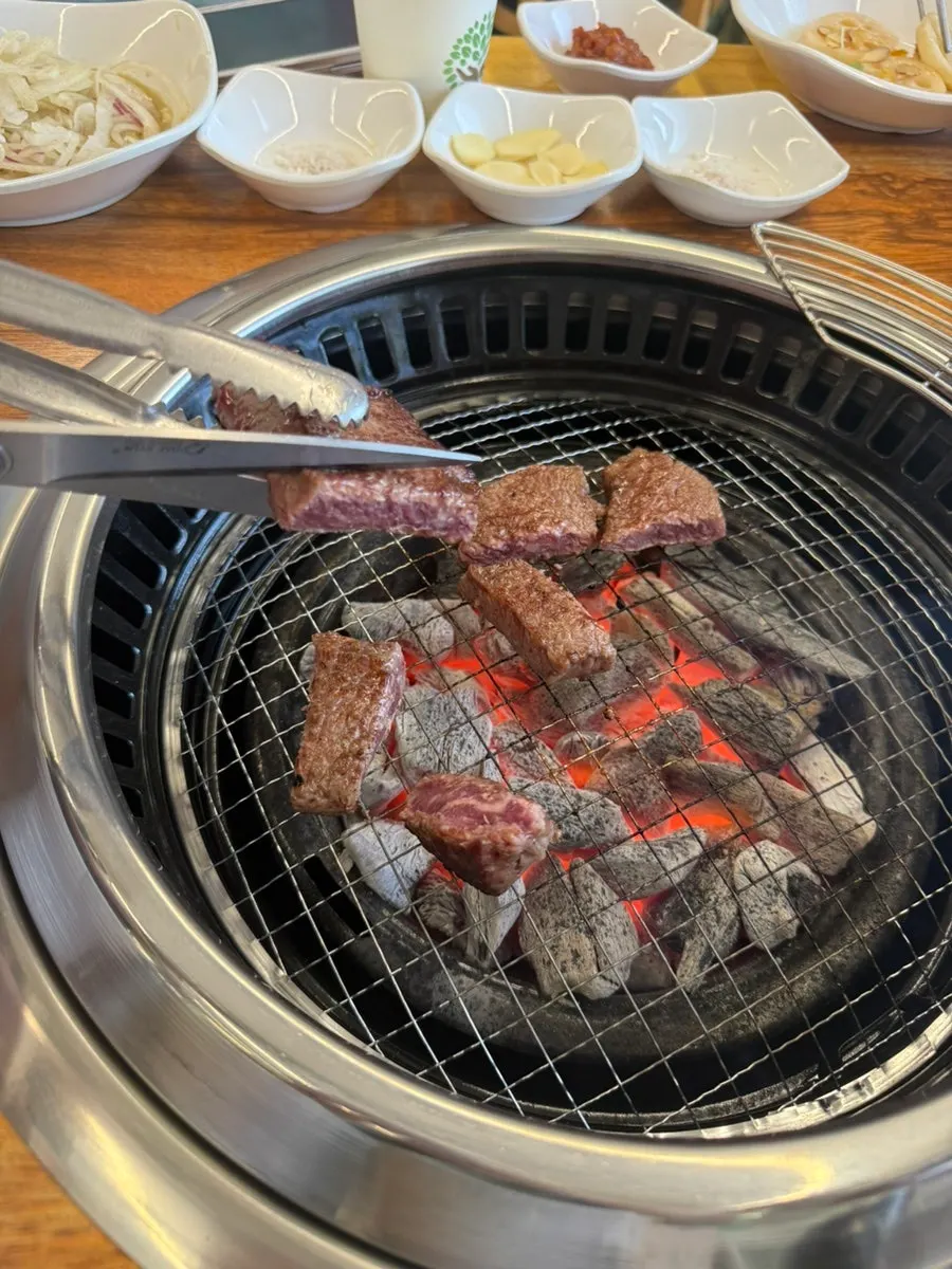 반찬을 곁들인 채끝등심 한 점