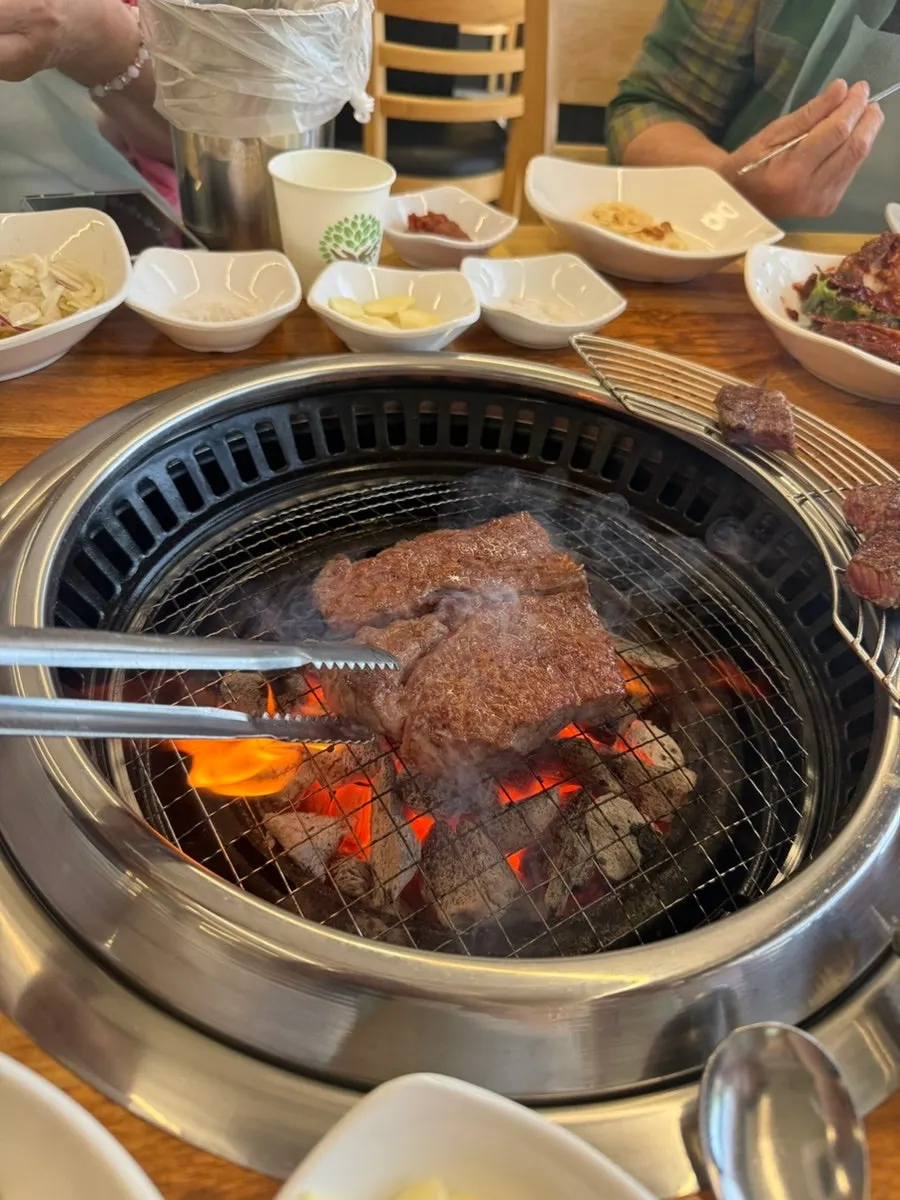 가족과 함께한 고기 상차림