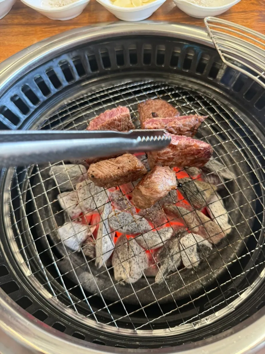 불판 위 채끝등심 굽는 장면