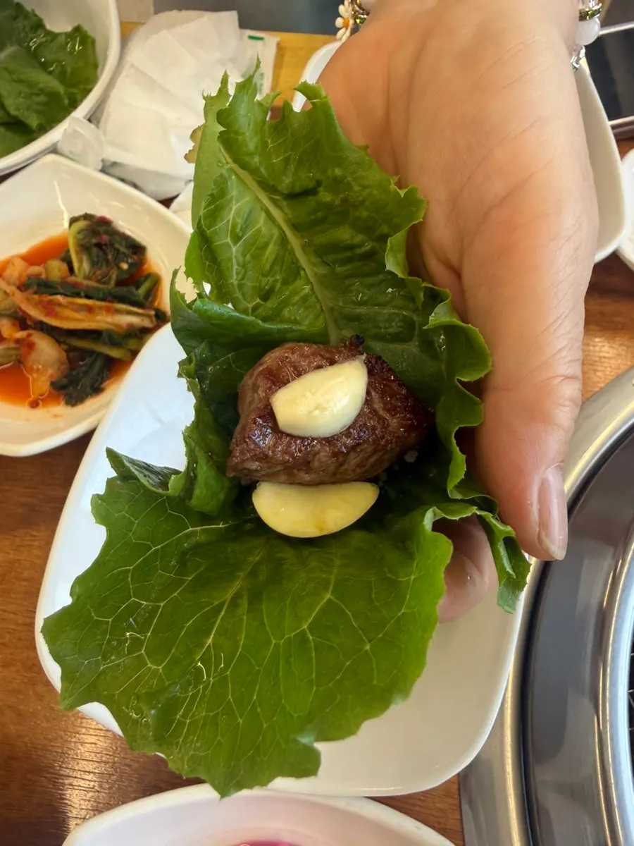 적당히 익힌 채끝등심 단면