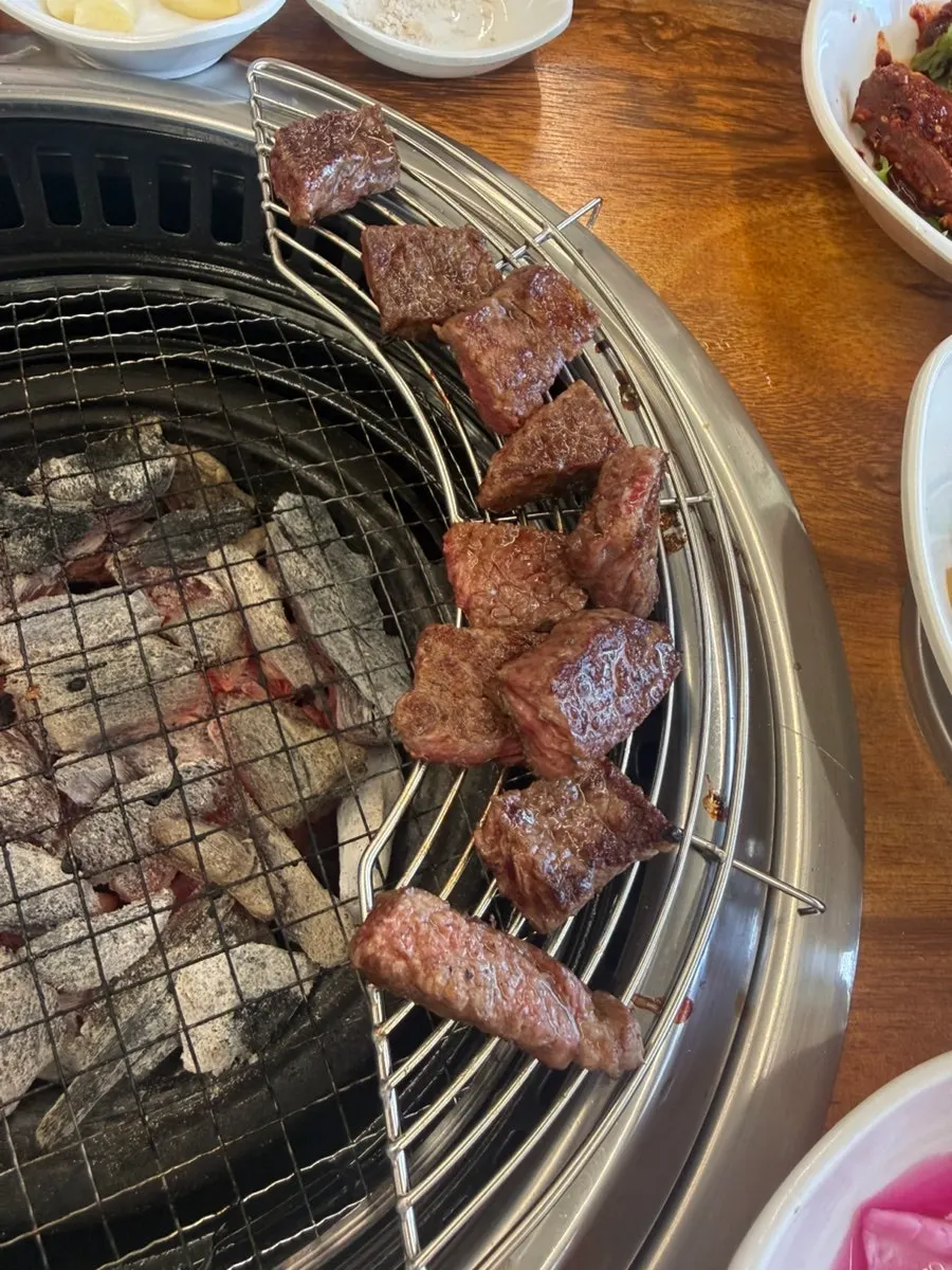 거의 비워진 불판 위 고기
