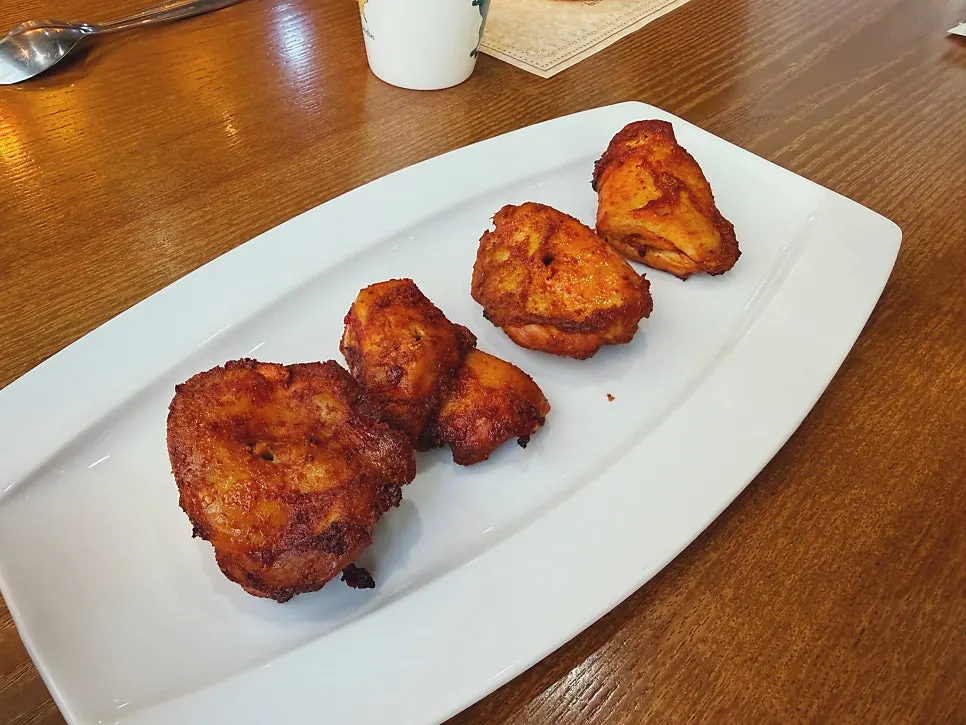 테이블에 차려진 콜라와 라씨