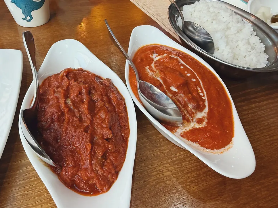 치킨티카를 소스에 찍어 먹는 모습