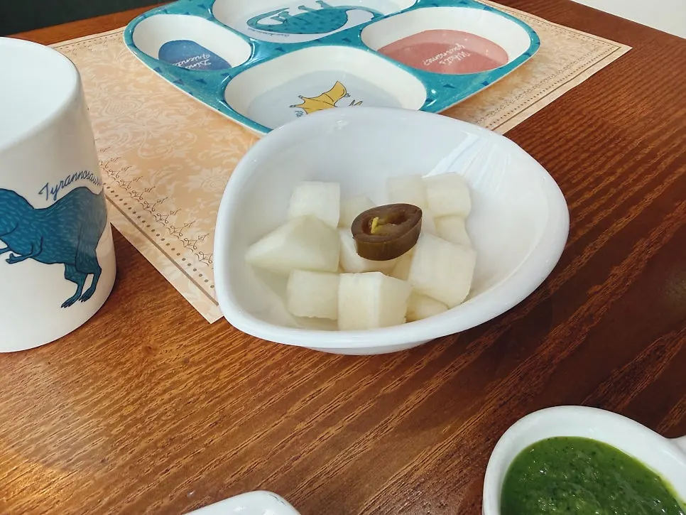 아이 접시에 덜어 담은 커리와 난