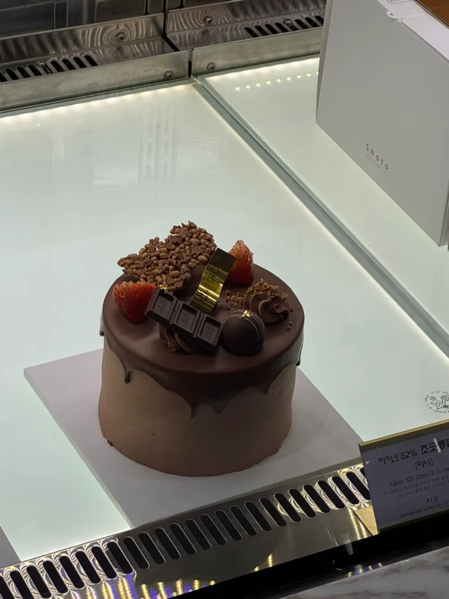 Cacao 62% chocolate whole strawberry cake