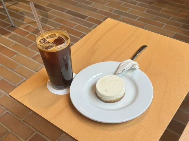 티 커피 아메리카노와 치즈케이크 한 상