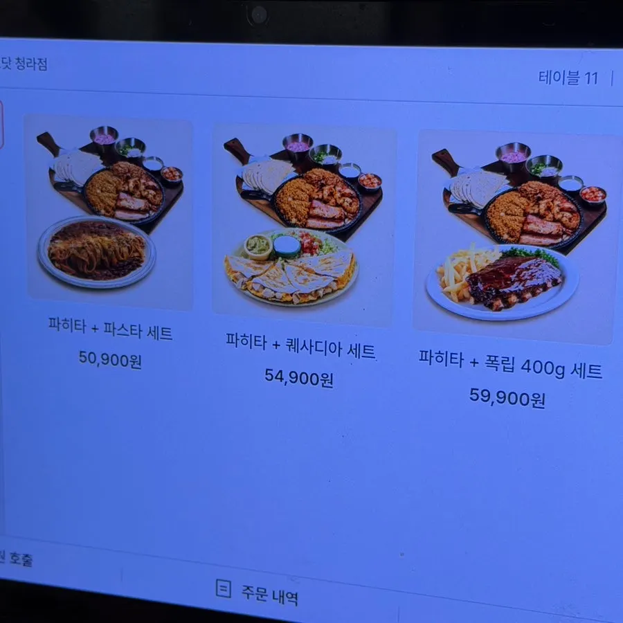 우드톤 테이블이 놓인 타코닷 청라점 내부