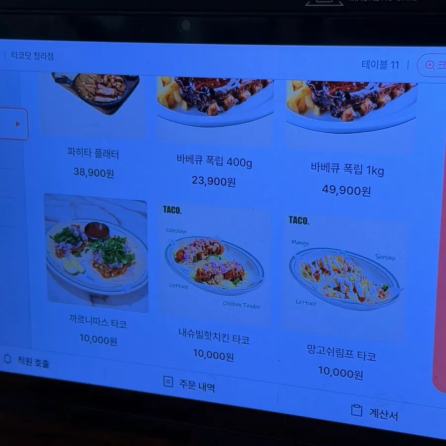 등받이 의자와 넓은 테이블이 있는 매장 좌석