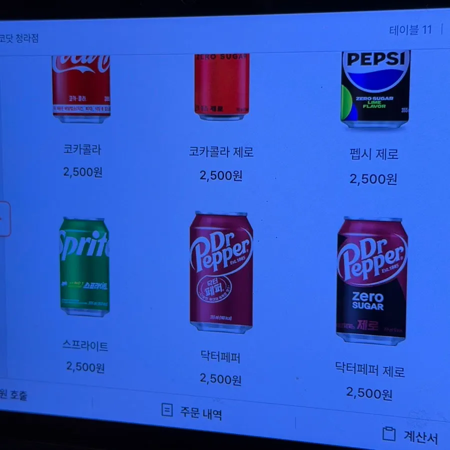태블릿에 표시된 타코닷 청라점 메뉴와 가격