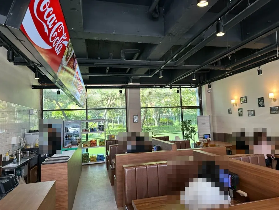 평일 점심 손님이 있는 타코닷 청라점 내부