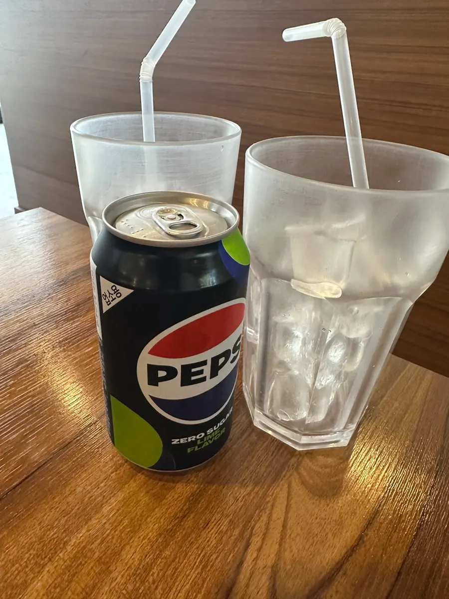 얼음컵과 함께 나온 제로 콜라