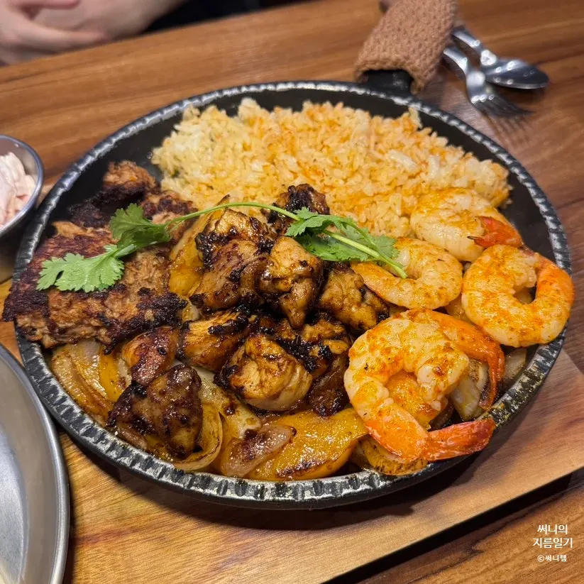 플래터에 담긴 치킨과 새우