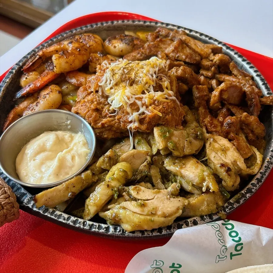테이블에 차려진 그릴드 미트 파히타 플래터