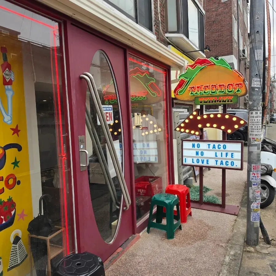 View in front of the Taco Dot store on Mangridan-gil