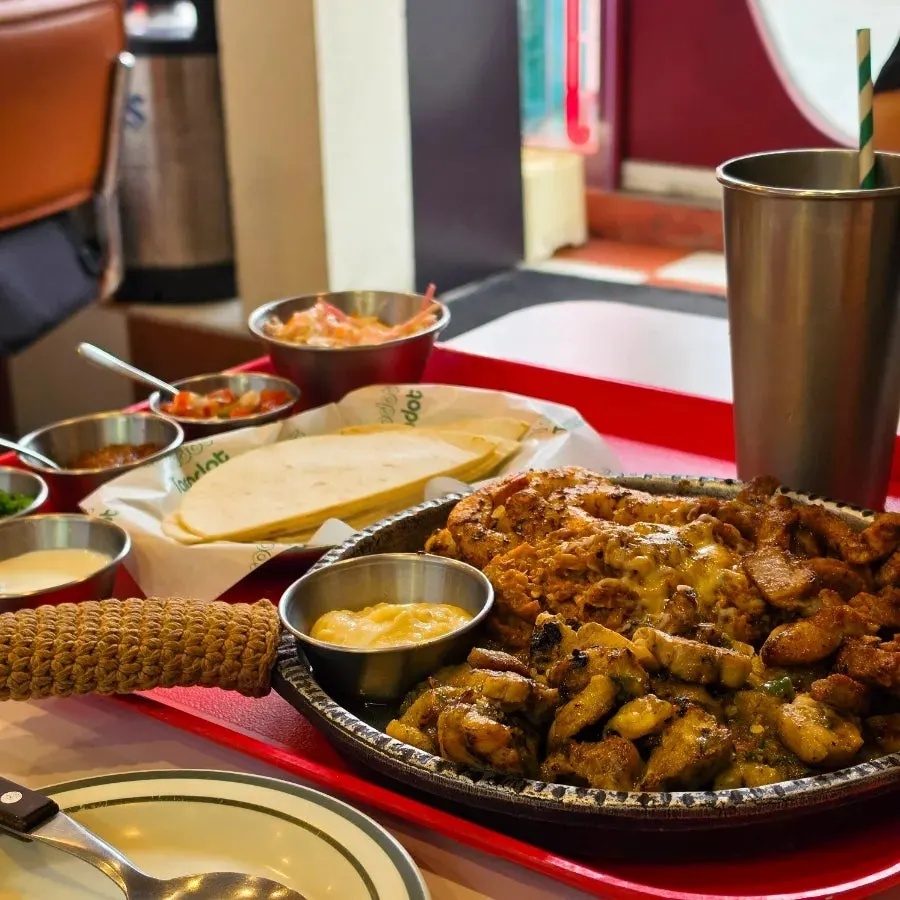 Fajita platter served with tortillas