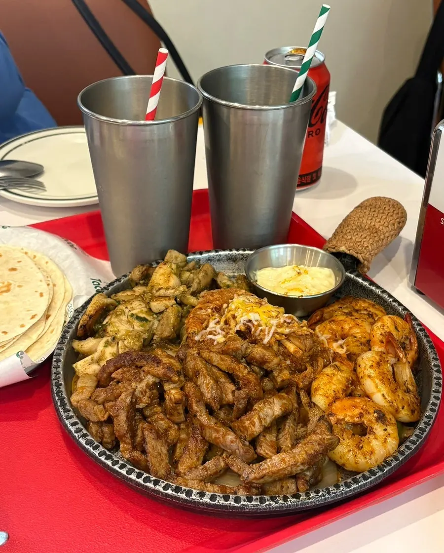 Grilled meat fajita platter served at the table