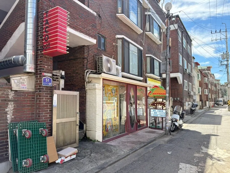 位於望遠市場巷弄住宅區內的Taco Dot外觀