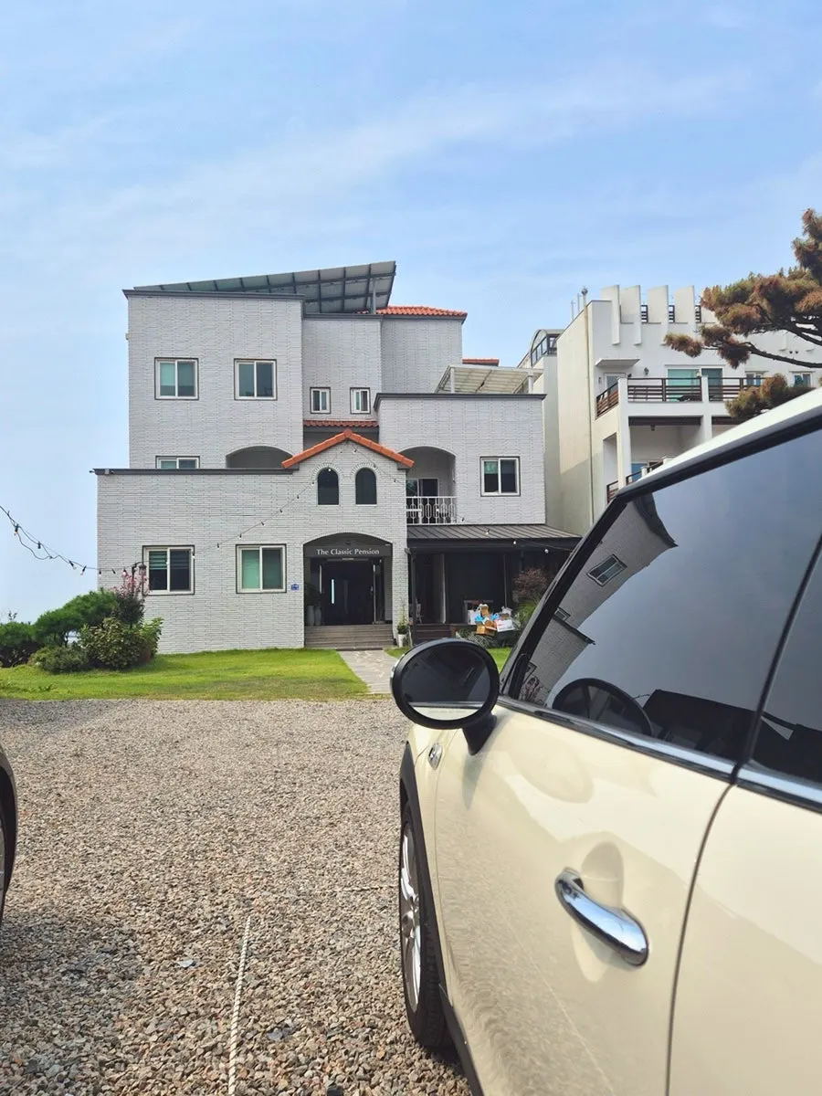 펜션 넓은 주차장과 잔디 마당