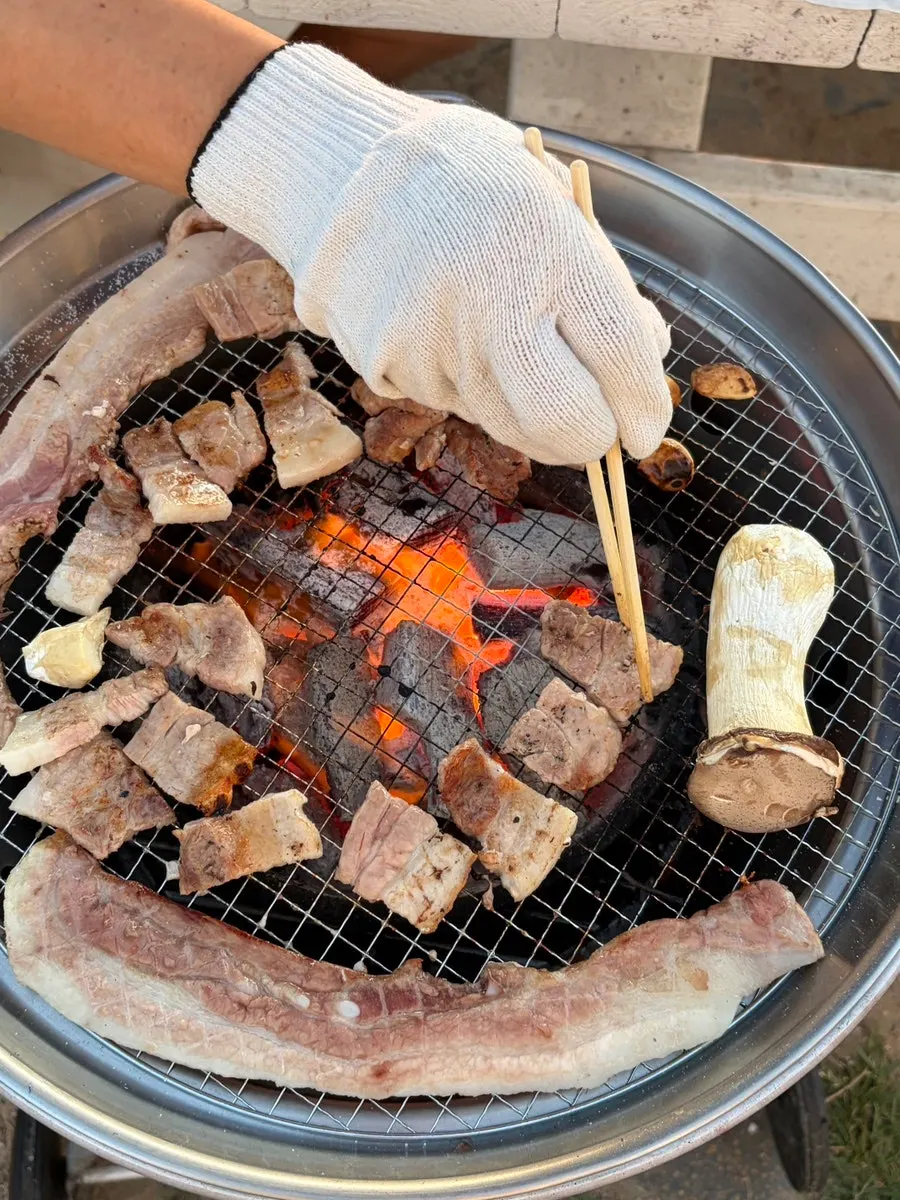 숯불에 굽는 소고기와 돼지고기