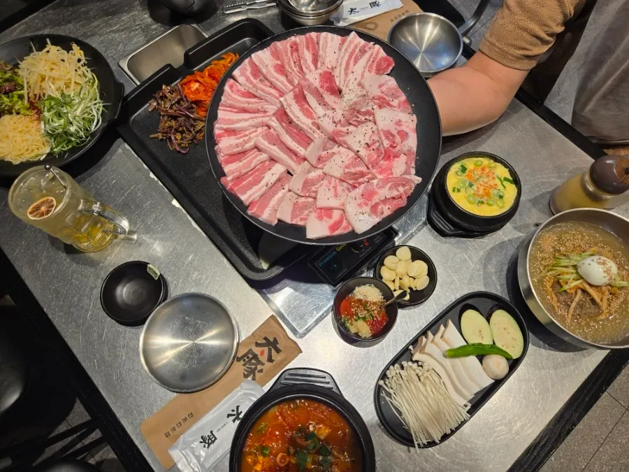 Pork platter spread at Taedon Geomdan Sageori Branch
