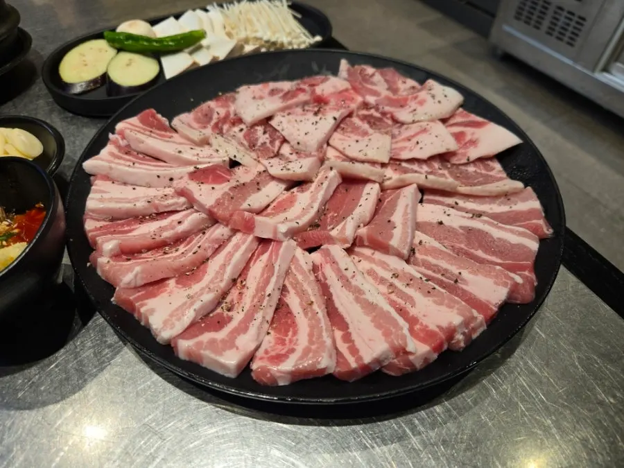 The five free side dishes served with the meal
