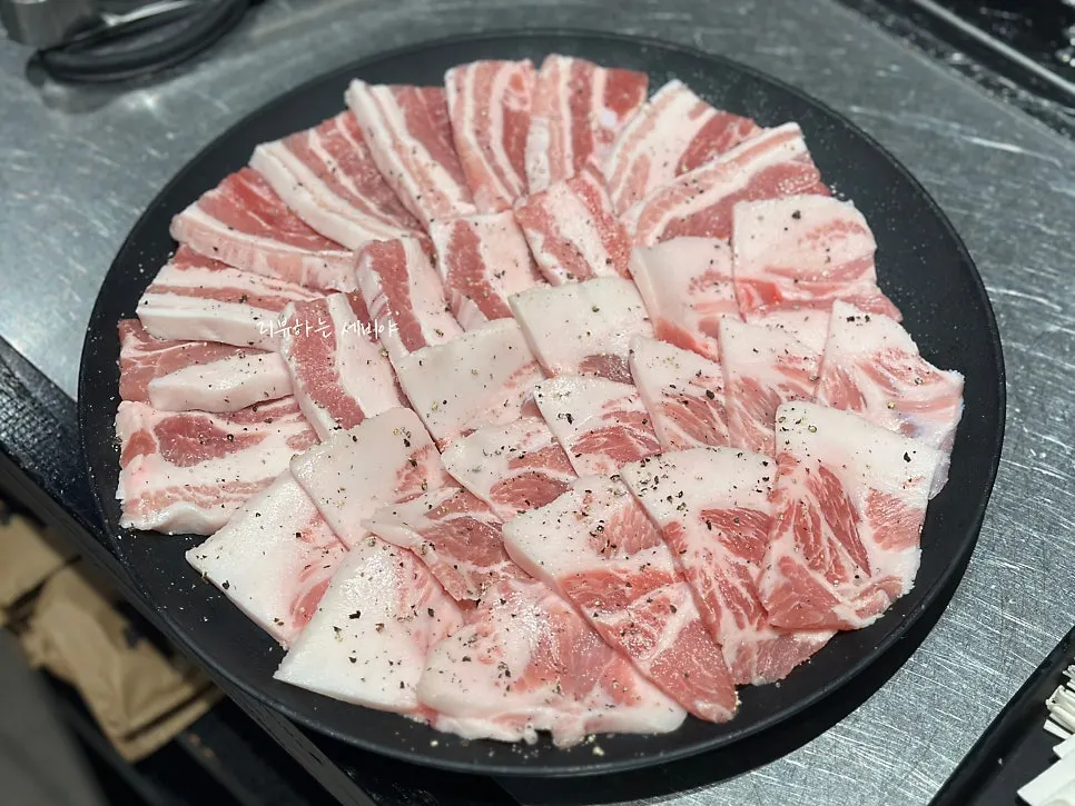한돈모듬 대자와 서비스 채소로 채운 한 상