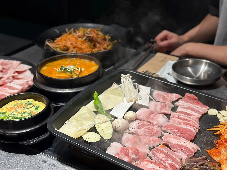 불판 위 김치와 무생채, 고사리와 라드