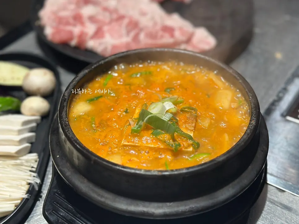 불판에서 구워지는 한돈 삼겹살