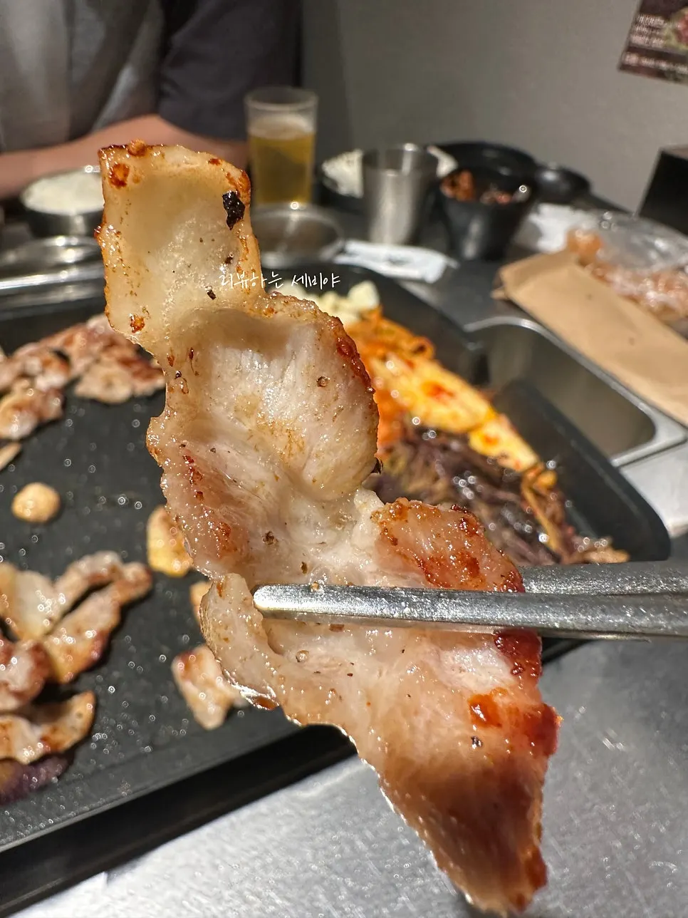 구운 고기에 두바이 쫀득 쌈장 올린 모습