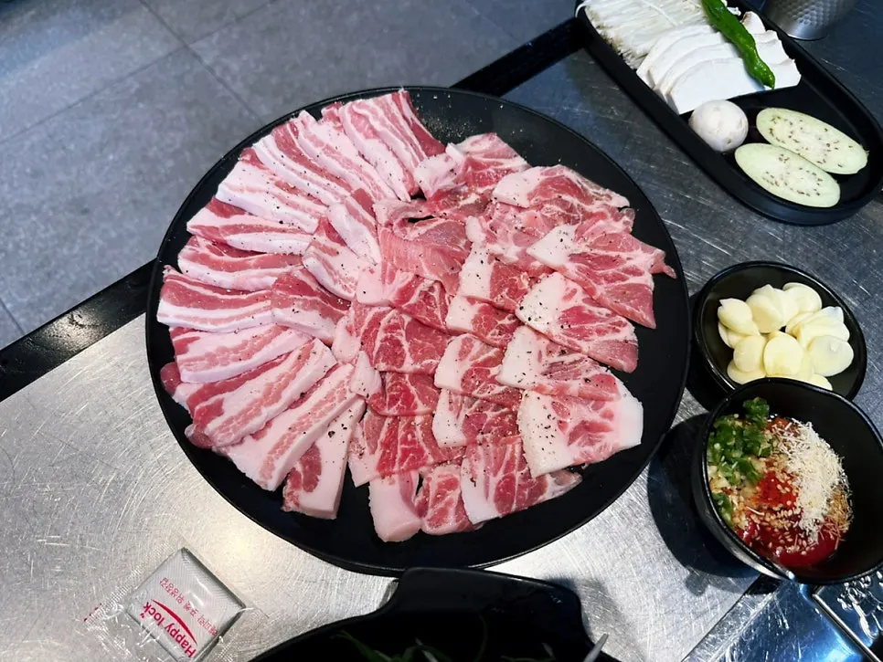 Plate of raw assorted Hangdon pork platter, 600g