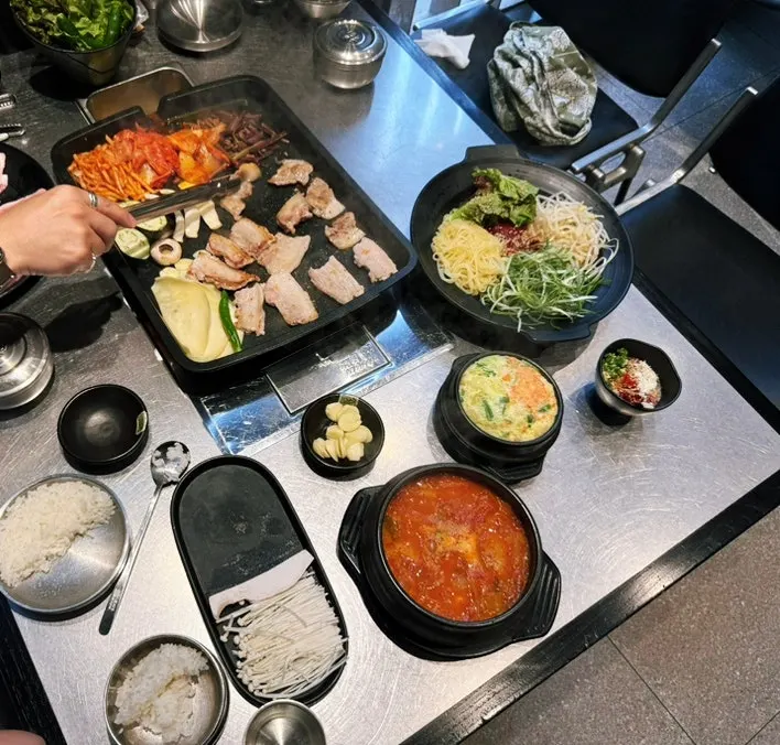Generous spread of complimentary side dishes