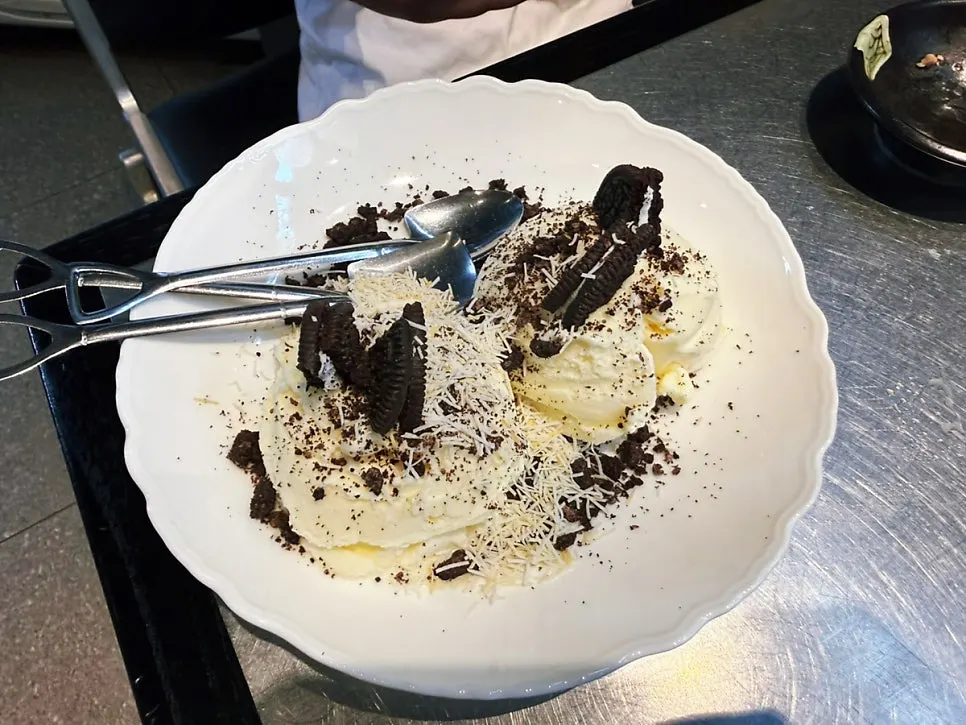Finishing ice cream topped with Oreo cookies and kataifi