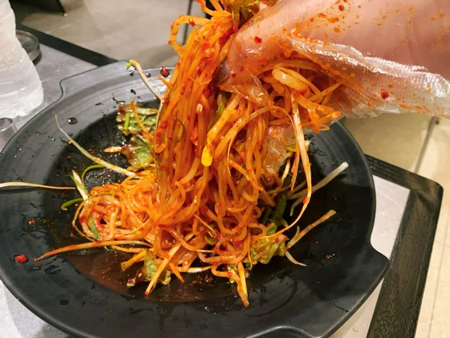 매콤달콤한 서비스 비빔쫄면 한 접시