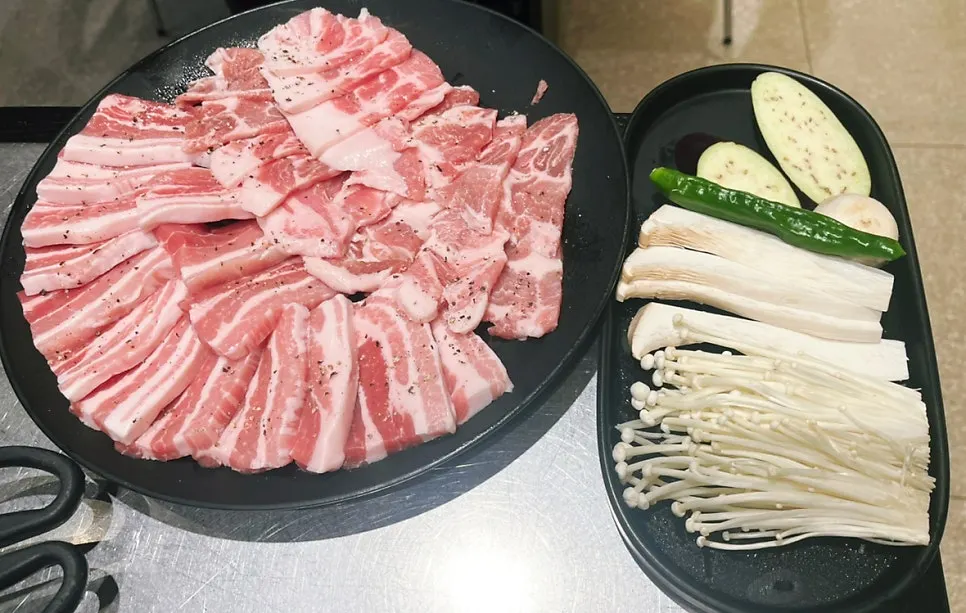 불판에 올린 태돈 한돈 모듬 큰판