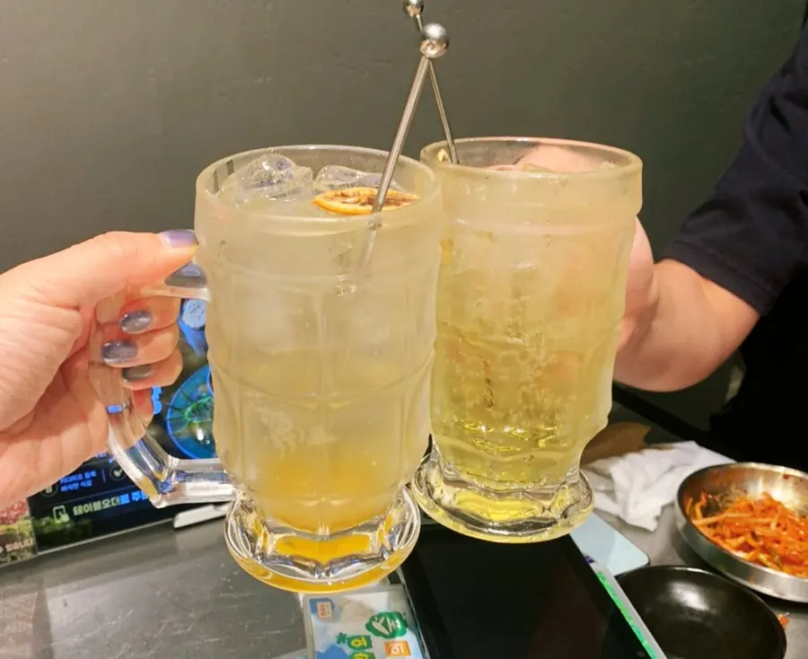 고기와 함께 곁들인 하이볼 한 잔